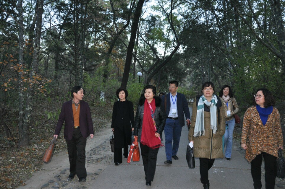 学员在北京大学校园散步